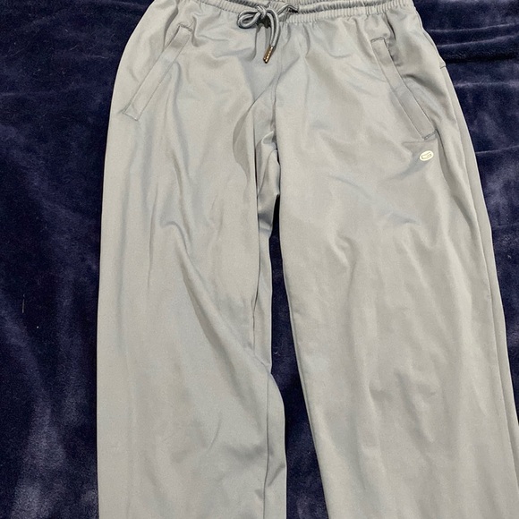 Jogger pants, polyester and spandex . Zippered pockets on front. Great condition - Picture 1 of 3